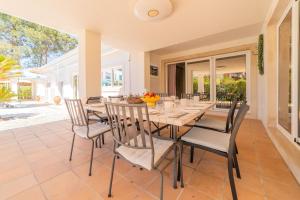 ein Esszimmer mit einem Tisch und Stühlen in der Unterkunft Villa das Giestas in Quinta do Conde