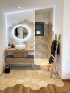 Koupelna v ubytování Le Petit Cabanon Provençal + 22 fotografií