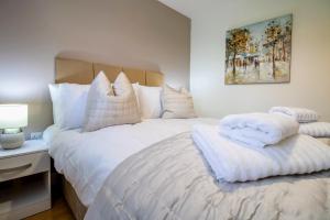 En eller flere senger på et rom på Charming 2-bed Apartment in Northampton with Free Allocated Parking and SkyTV by HP Accommodation