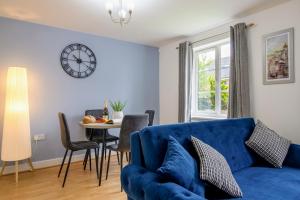 Et sittehjørne på Charming 2-bed Apartment in Northampton with Free Allocated Parking and SkyTV by HP Accommodation