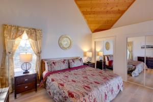 um quarto com uma cama e uma janela em Stylish Smoky Mountains Cabin with Views and Game Room em Sevierville