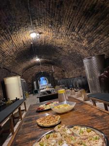 a long table with pizzas on it in a tunnel at ZAPOMENUTÝ SKLÍPEK in Olbramovice