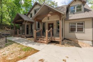 ein Haus mit einer Veranda auf der Vorderseite mit einer Terrasse in der Unterkunft 3BR Walk-In Near Silver Dollar City - Game Room - Pool - FREE TICKETS INCLUDED - RR93A in Branson