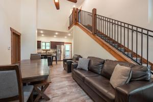 ein Wohnzimmer mit Sofa und Tisch in der Unterkunft 3BR Walk-In Near Silver Dollar City - Game Room - Pool - FREE TICKETS INCLUDED - RR93A in Branson + 28 Fotos