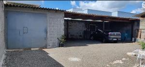 a garage with a car parked inside of it at Apartamento modelo chalé 201 in Santo Ângelo