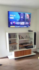 TV a/nebo společenská místnost v ubytování Maison de vacances