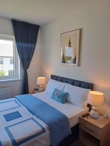- une chambre avec un lit, deux lampes et une fenêtre dans l'établissement Cozy bedroom in Lucan, Dublin, à Dublin