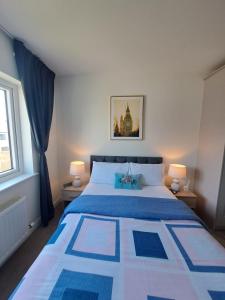 - une chambre dotée d'un grand lit avec des draps bleus et blancs dans l'établissement Cozy bedroom in Lucan, Dublin, à Dublin
