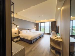 um quarto de hotel com uma cama e uma casa de banho em 慕杉居 em Daxi