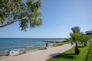 een loopbrug naast het water met een strand bij Hallmark Beach by TrulyCyprus in Limassol