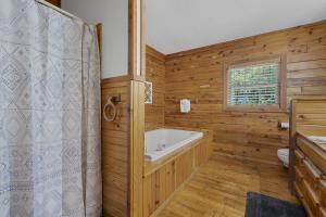Vonios kambarys apgyvendinimo įstaigoje Wooded Bliss Getaway with Jacuzzi Tub
