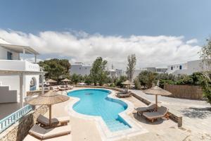 una piscina con sillas y sombrillas en Hotel Francesca en Agios Prokopios