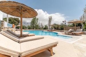una piscina con 2 sillas y una sombrilla en Hotel Francesca en Agios Prokopios