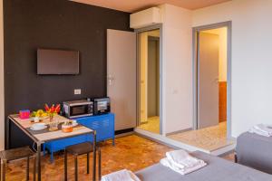a living room with a table and a microwave at La Bruna in Porto Santo Stefano