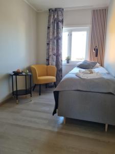 Voodi või voodid majutusasutuse Lofoten Værøy Bryggehotell AS toas