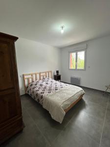 une chambre avec un lit et une fenêtre dans l'établissement Gîte Lilas 4-6 personnes, à La Salvetat-sur-Agout