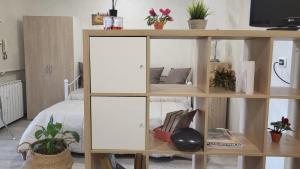 een boekenplank met twee witte deuren in een slaapkamer bij Sole&Scudo in Venaria Reale