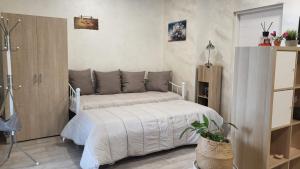een slaapkamer met een bed met een witte sprei bij Sole&Scudo in Venaria Reale