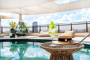 A piscina localizada em Grand Mercure SP Itaim Bibi ou nos arredores