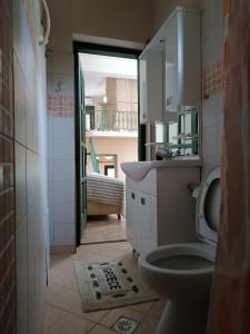 uma casa de banho com um WC e um lavatório em Seaside Apartment 2 em Emborios