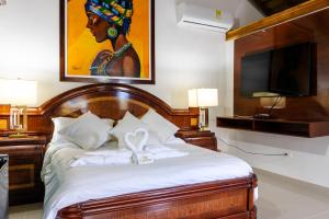 a hotel room with a bed with a television at Hotel Isla Lizamar in Isla Grande