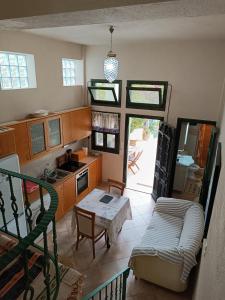 uma cozinha com uma mesa e um sofá em Seaside Apartment 2 em Emborios