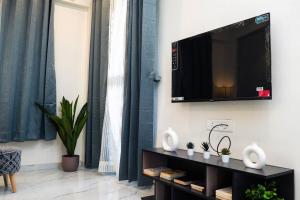 Televisyen dan/atau pusat hiburan di Newly done 2 BHK in Main Kharadi - Anandkunj