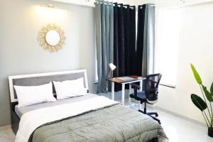 Katil atau katil-katil dalam bilik di Newly done 2 BHK in Main Kharadi - Anandkunj
