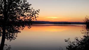 widok na jezioro o zachodzie słońca w obiekcie Spot Caché - Waterfront - Water sports included! w mieście Papineauville