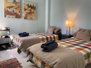 een slaapkamer met 2 bedden en handdoeken bij Beautiful 2 bedroom Apartment in Puerto Banus ! in Marbella