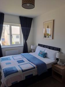 Llit o llits en una habitació de Cozy bedroom in Lucan, Dublin