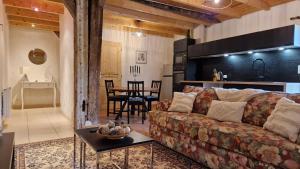 salon z kanapą i kuchnią w obiekcie Maison Cassin47 w mieście Lavergne