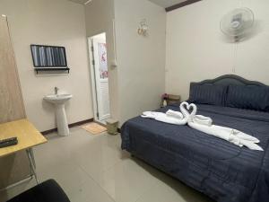 Postel nebo postele na pokoji v ubytování 2B Cozy Hostel ตรัง
