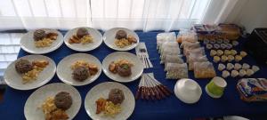 een blauwe tafel met borden met voedsel erop bij Casona del Valle in Potrerillos