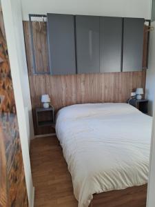 una camera da letto con un letto bianco con due comodini di Adele in Darsena a Milano