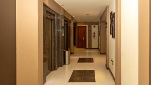 a hallway of a hospital with a hallwayngth at Gran Hotel Toloma in Cochabamba