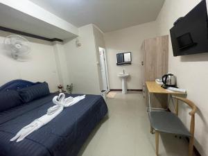 TV a/nebo společenská místnost v ubytování 2B Cozy Hostel ตรัง