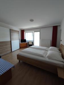 a bedroom with a large bed in a room at Appartement Windisch in Tirolo