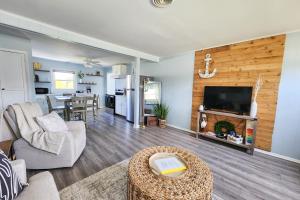 a living room with a couch and a television at Dockside Daydreamin' in Ocean City