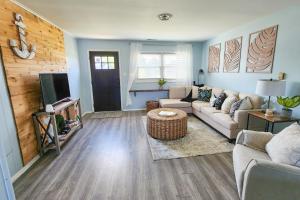 a living room with a couch and a tv at Dockside Daydreamin' in Ocean City