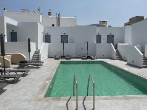una piscina al lado de un edificio en Tarelis Apartments & Studios, en Kamari