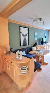 ein Wohnzimmer mit Sofa und Tisch in der Unterkunft Maria Alm - komfortables Apartment Gipfelglück in Saalfelden am Steinernen Meer
