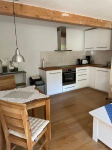 A cozinha ou cozinha compacta de Ferienwohnung Bootfahrt