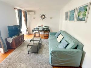 uma sala de estar com um sofá verde e uma mesa em Lisbon Baixa 208 Apartment-Chiado em Lisboa