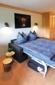 1 cama grande con almohadas azules en una habitación en Maria Alm - komfortables Apartment Gipfelglück en Saalfelden am Steinernen Meer