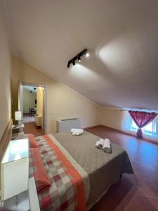 une chambre avec un lit avec deux serviettes dessus dans l'établissement beb Dragonara apartment 2, à Torre Maggiore