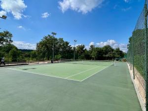 um campo de ténis com duas pessoas em Mobil-home golfe de Saint Tropez em Gassin