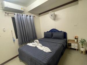 Postel nebo postele na pokoji v ubytování 2B Cozy Hostel ตรัง