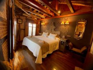 托萊多的住宿－西斯內羅斯旅館，一间卧室,卧室内配有一张大床