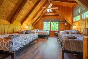 Säng eller sängar i ett rum på New Listing! Copper Ridge Lodge - 4 Bed, Hot Tub